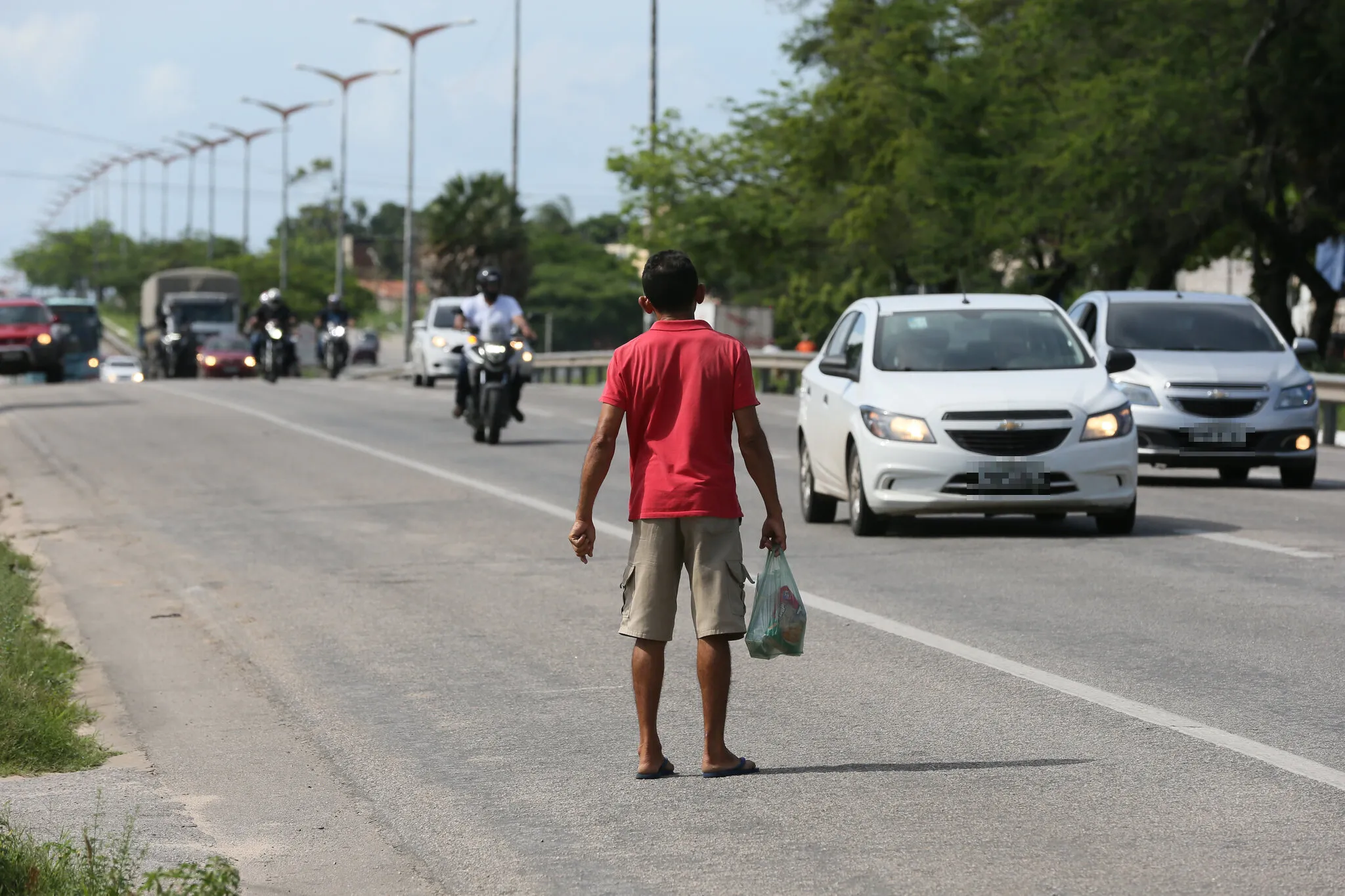 Segundo especialista, é preciso implementar calçadas e outras estruturas que os separem do tráfego de veículos em trechos com pessoas caminhando e pedalando.