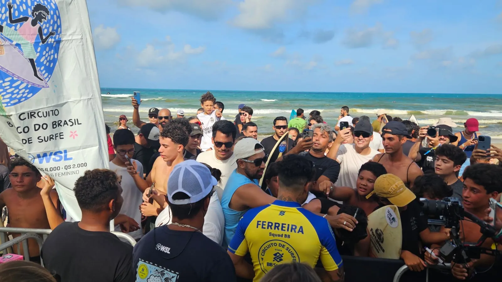 Ítalo Ferreira, surfista, cercado por fãs em Fortaleza.