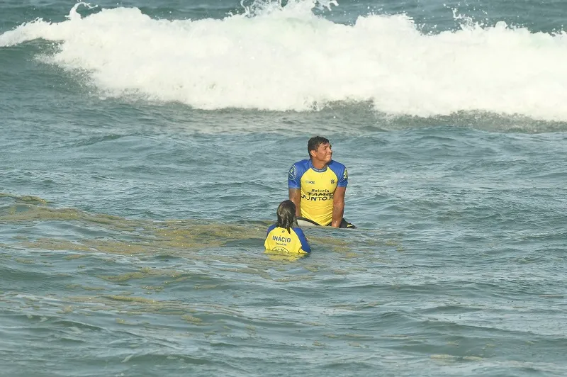 Isaquias se aventura no surfe na Praia do Futuro, em Fortaleza.
