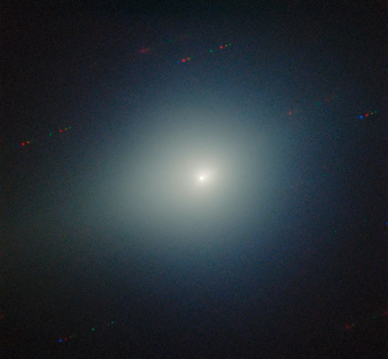 Imagem da notícia Novas imagens do cometa interestelar 3I/ATLAS revelam brilho esverdeado