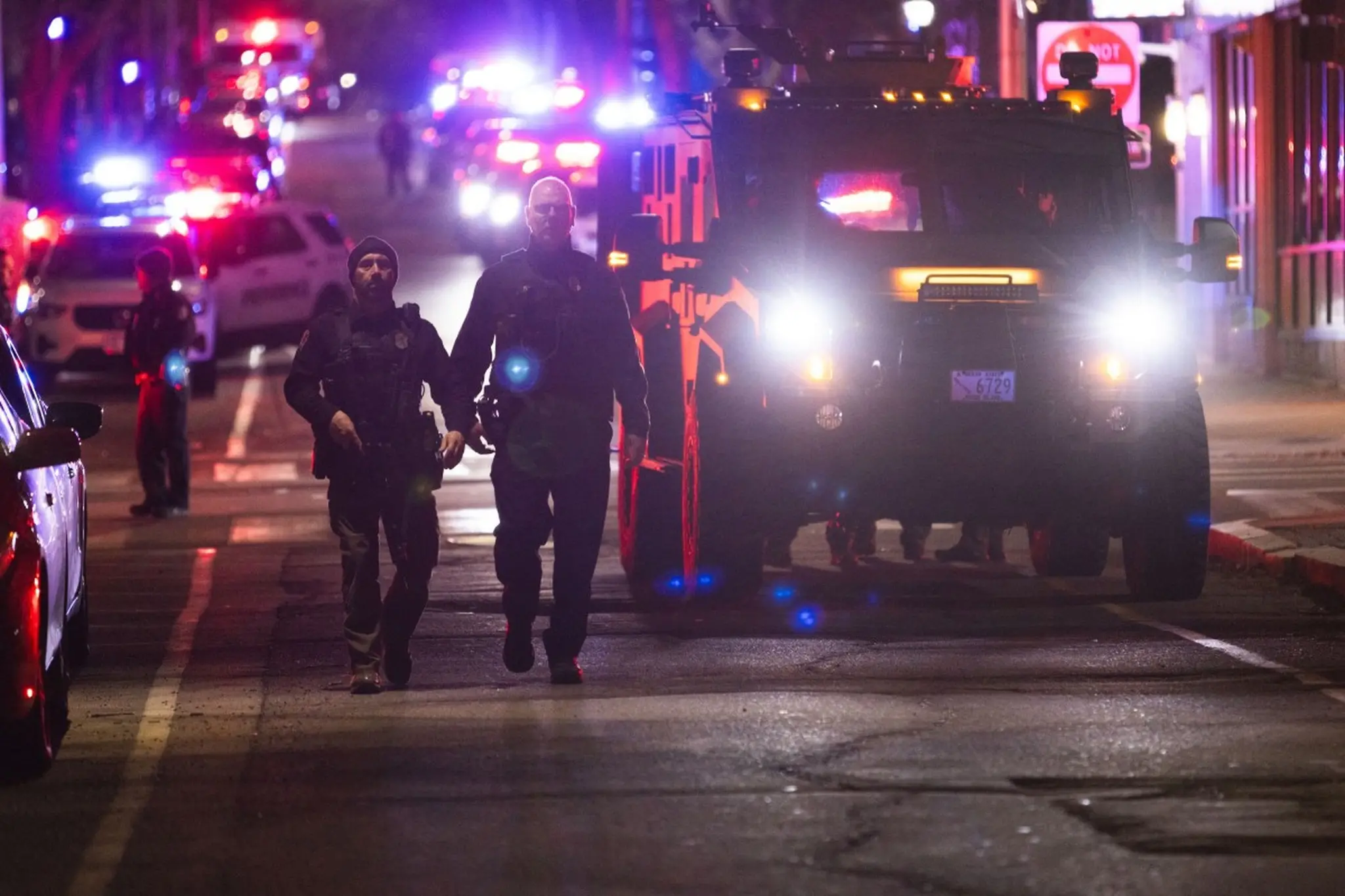 Policiais no local do tiroteio que deixou duas pessoas mortas e pelo menos oito feridas na Universidade Brown, em 13 de dezembro de 2025, em Providence, Rhode Island.