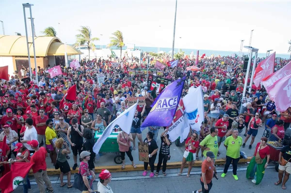 Imagem da notícia Ato contra o PL da Dosimetria reúne manifestantes na Avenida Beira-Mar, em Fortaleza (CE)