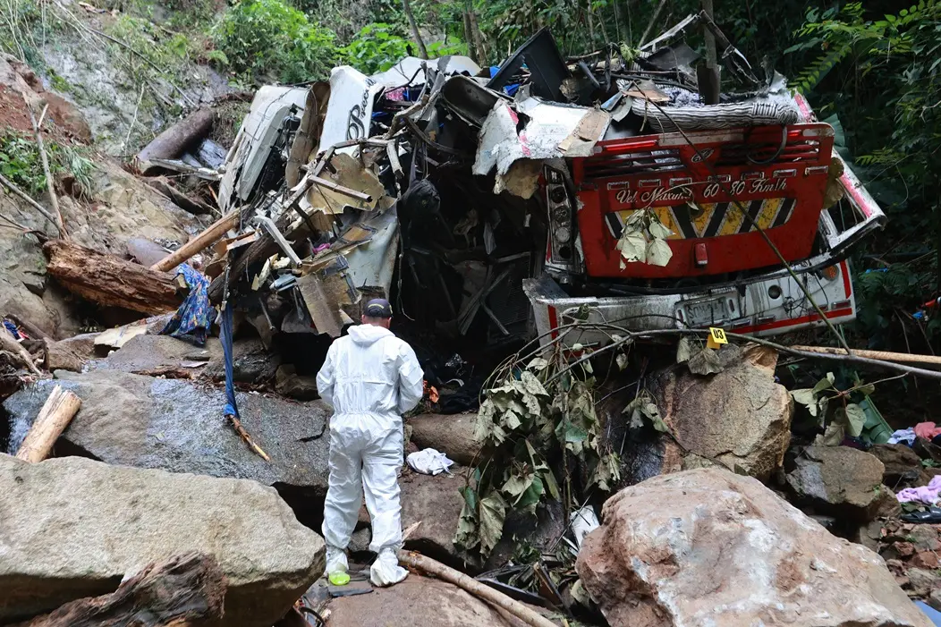 Imagem da notícia Queda de ônibus escolar em penhasco deixa pelo menos 17 mortos na Colômbia