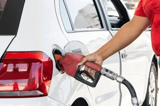 Imagem da notícia Governo anuncia subsídio de até R$ 0,89 por litro para estancar preço da gasolina