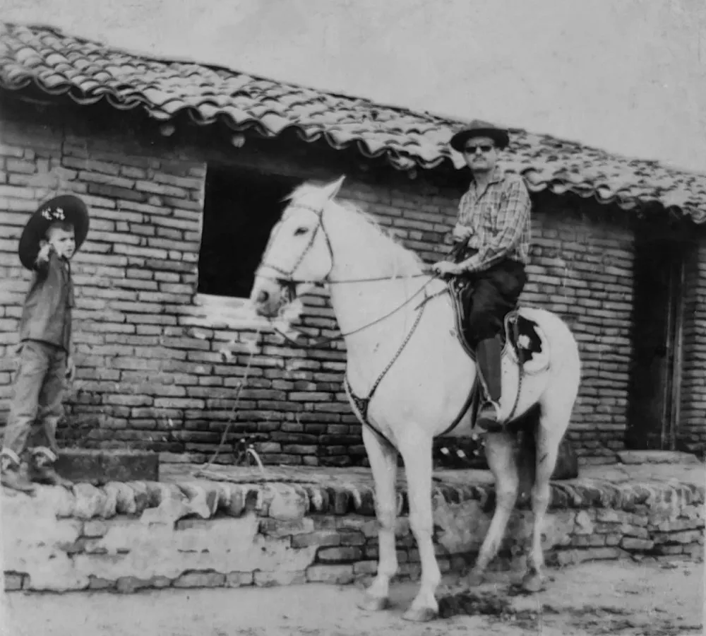Rogaciano Leite no cavalo Cadilac, no Sítio Cacimba Nova (PE), do avô. O menino ao lado é Rogaciano Leite Filho