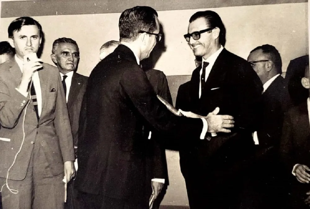 Rogaciano Leite recebe o primeiro Prêmio Esso de Jornalismo da carreira, em 1965