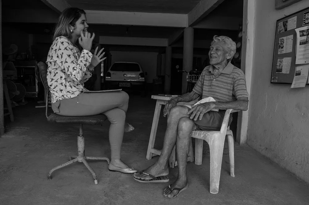 Jornalista Julia Ionele e o proprietário do Cine Nazaré, Raimundo Carneiro de Araújo, o seu Vavá, conversam sobre o equipamento: décadas de ressonância da sétima arte