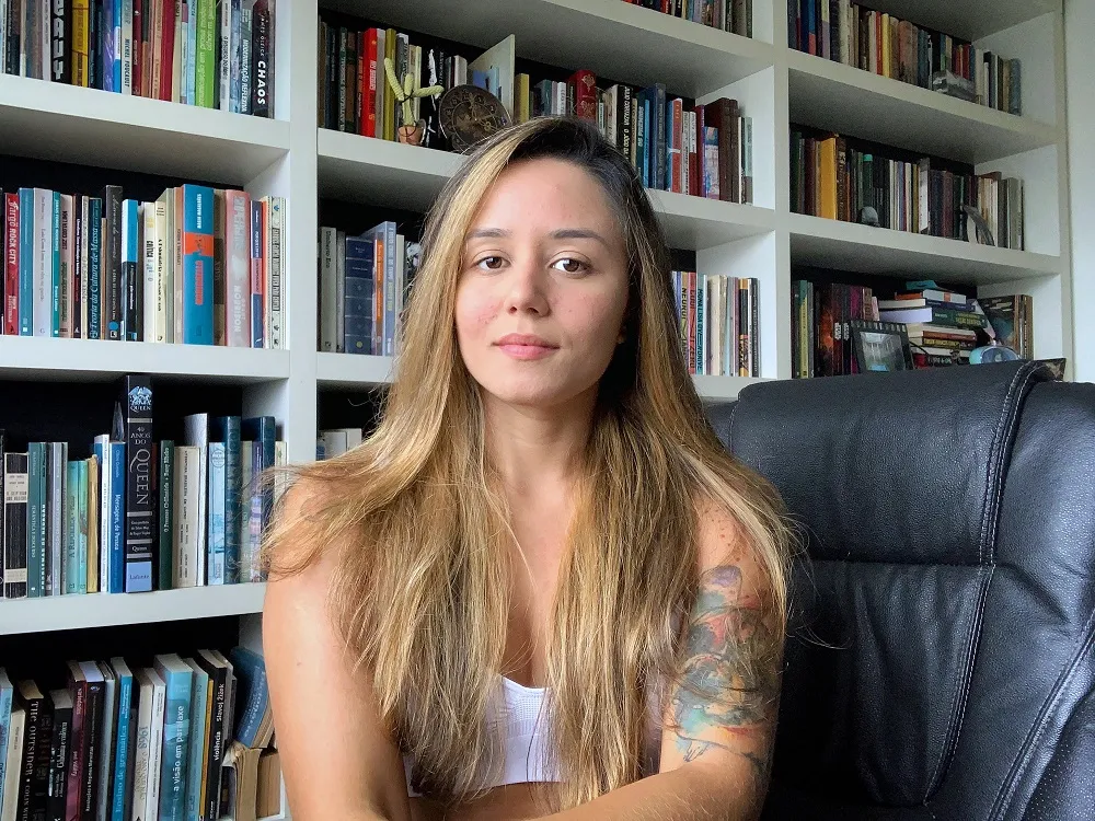 A escritora Kah Dantas