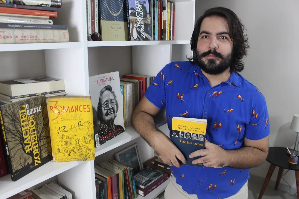 O pesquisador com o livro 