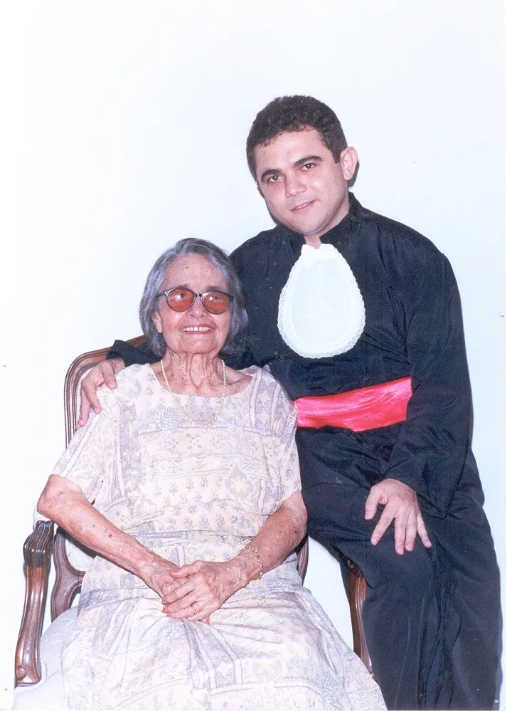 José Luís Lira ao lado de Rachel de Queiroz, sua madrinha de formatura, na cerimônia de colação de grau dele: enlace afetivo