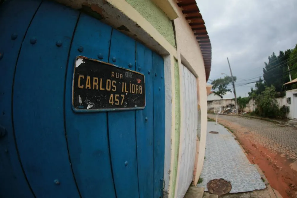 Detalhe do nome da rua onde está sediada a casa de Rachel de Queiroz na Ilha do Governador (RJ)