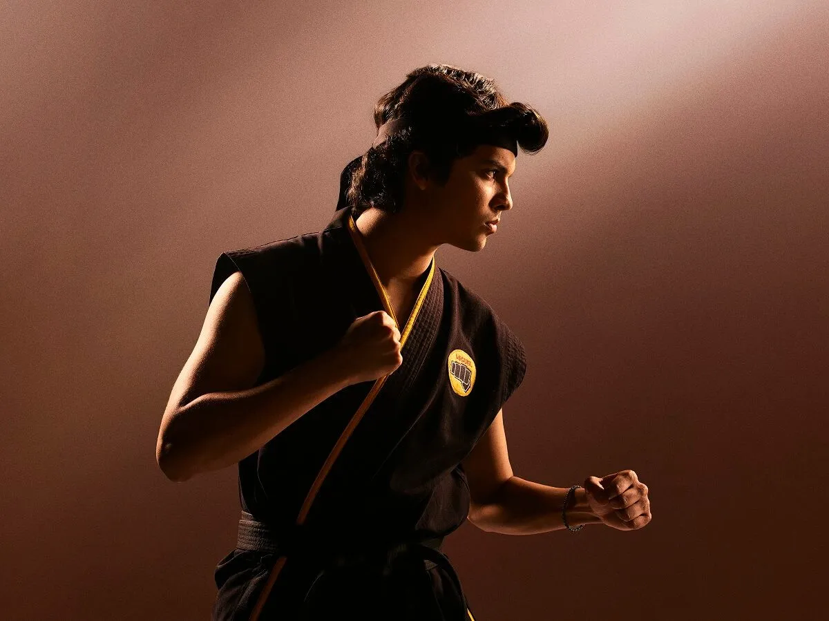 Xolo Maridueña é um dos melhores do novo ano. Confortável na pele de Miguel, o ator consegue ser bom tanto no drama como na comédia