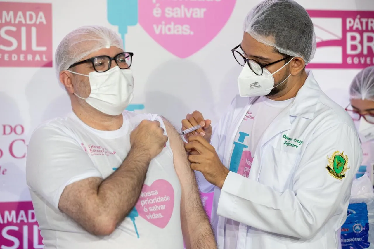 O médico Francisco Adailton Alencar Braga também foi vacinado