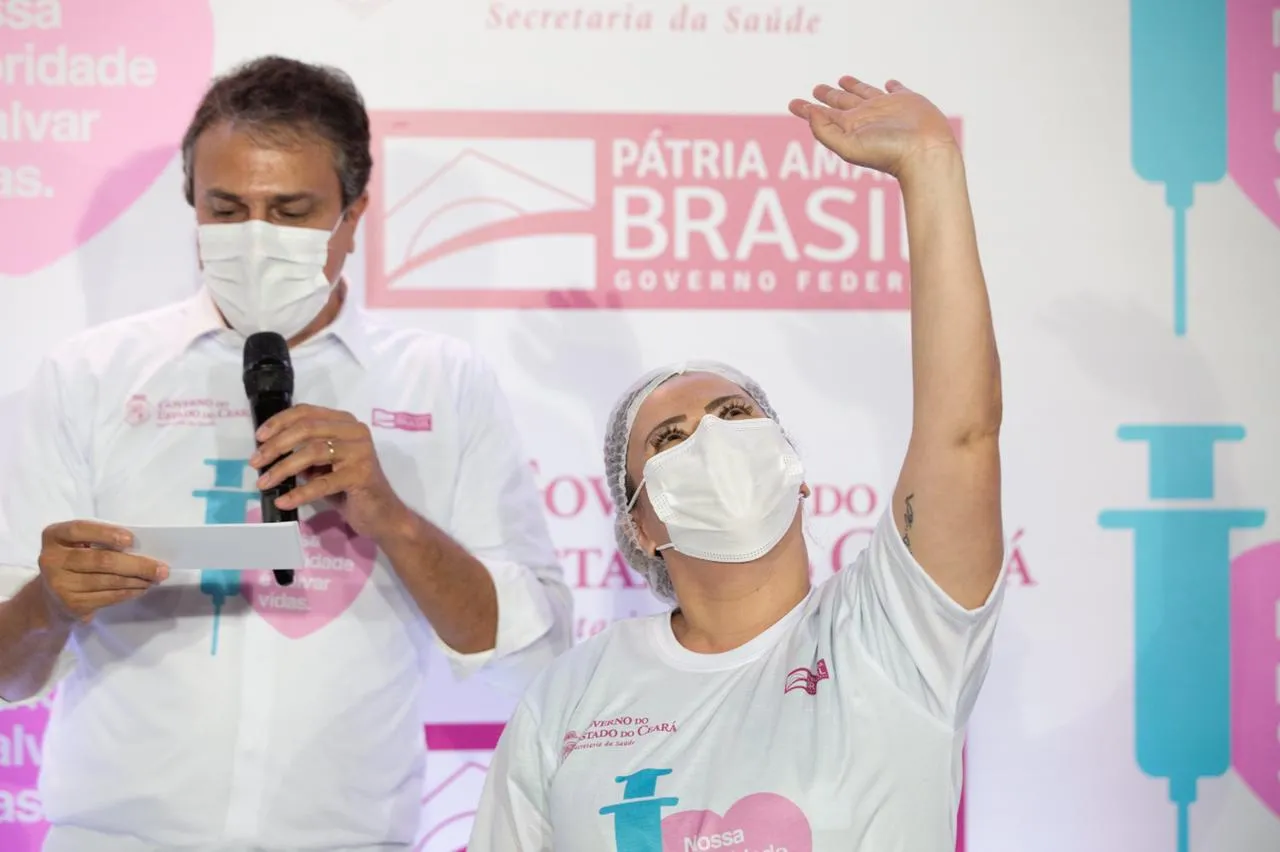 Regiane Sousa comemorou a vacinação