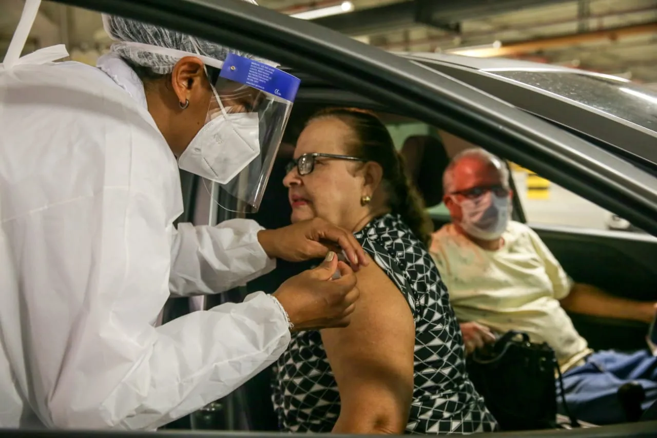 Drive-thru foi montado para atender idosos que agendaram vacinação no Centro de Eventos