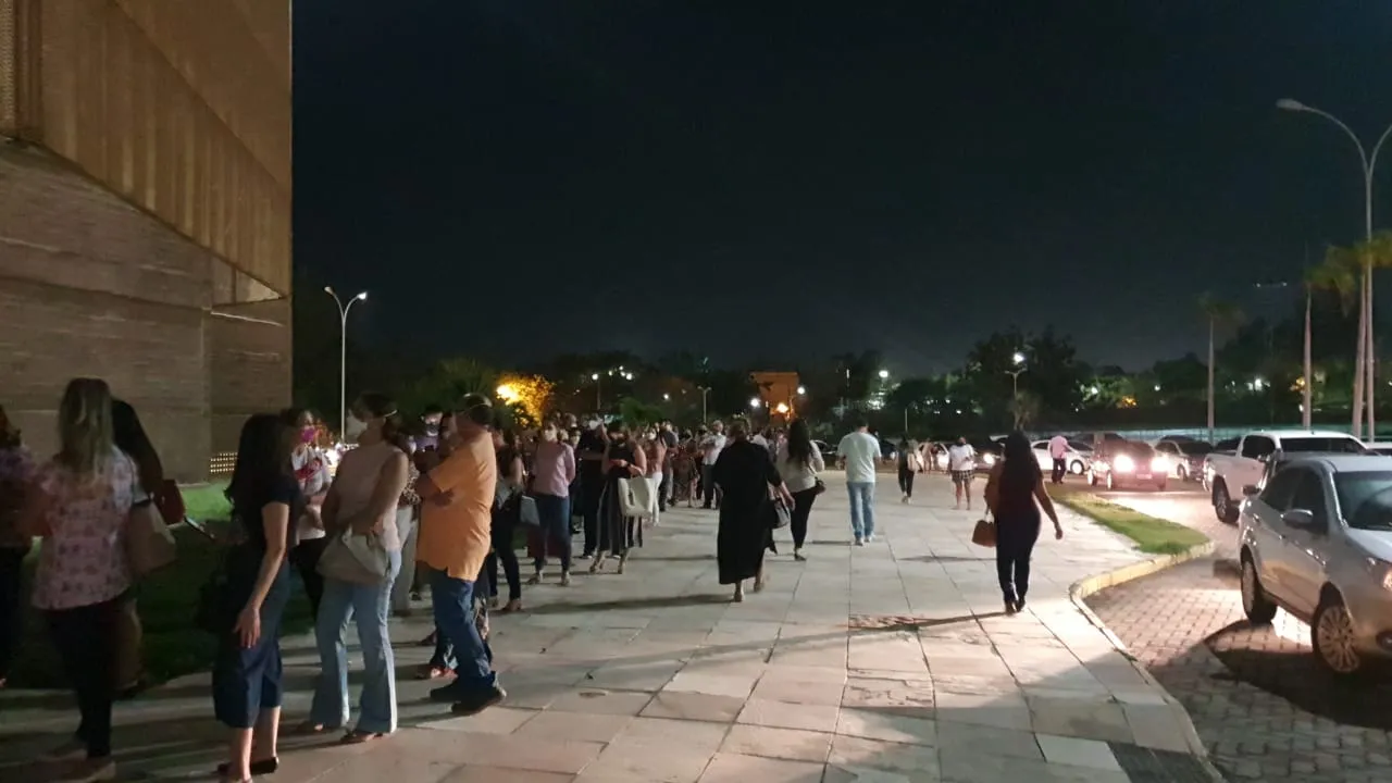 Fila para vacinação começou durante o dia e seguiu até a última imunizada