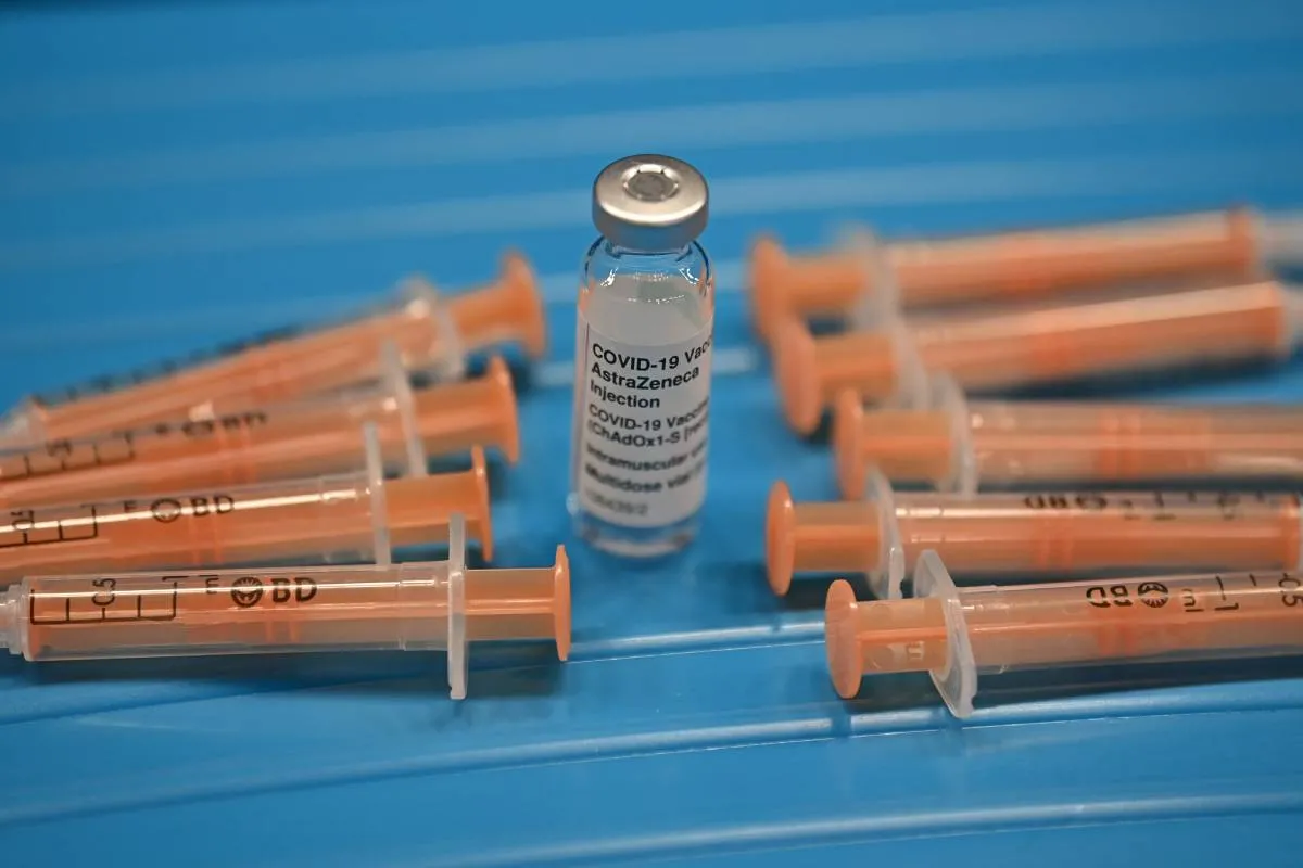 A vacina Oxford/AstraZeneca foi produzida pela Universidade de Oxford e pelo laboratório britânico AstraZeneca, e no Brasil, será desenvolvida pela Fiocruz