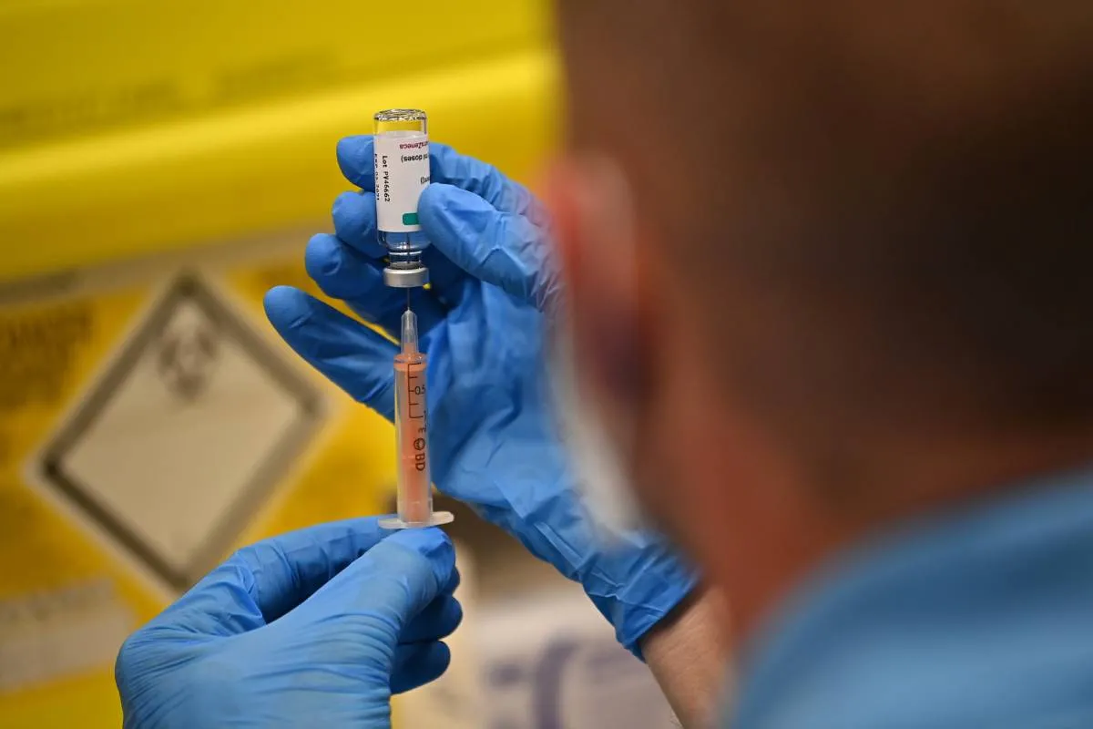 A vacina de Oxford usa tecnologia vetor viral, em que um vírus diferente é modificado para “parecer” ao organismo com o novo coronavírus e gerar imunidade