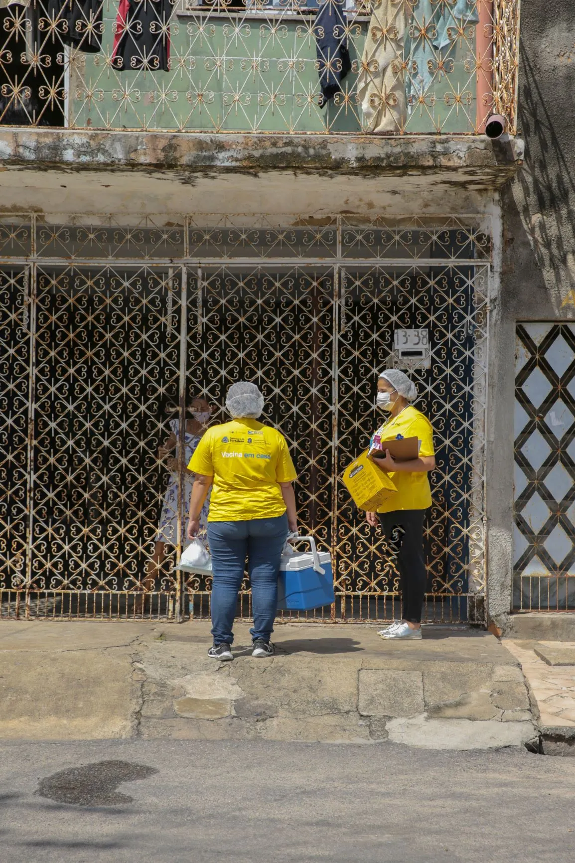 Trabalhadoras da Prefeitura em registro feito no último dia 27, quando começou a imunização domiciliar