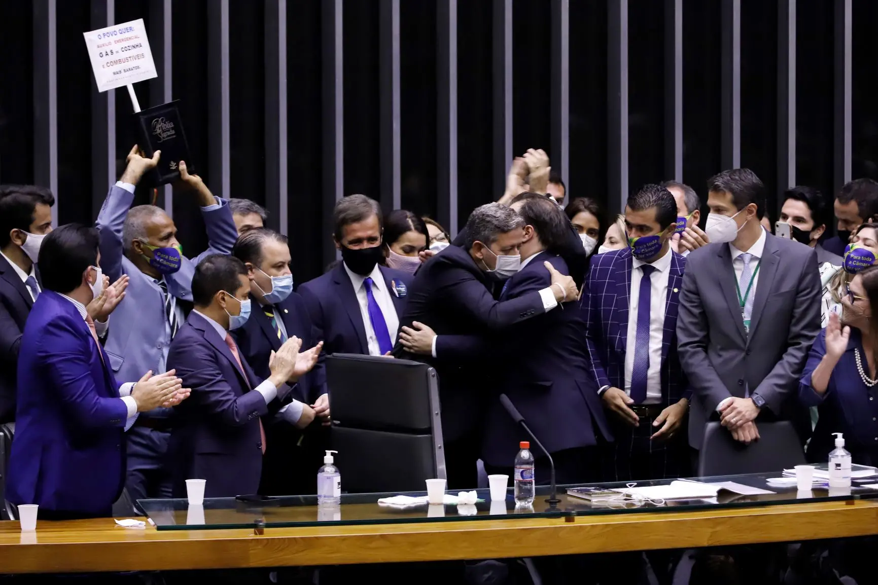 Imagem da notícia: Lira e Pacheco prometem avaliar retorno do auxílio emergencial