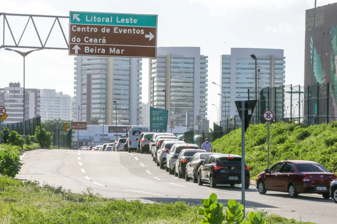 Fila de carro se formou para acesso ao Centro de Eventos