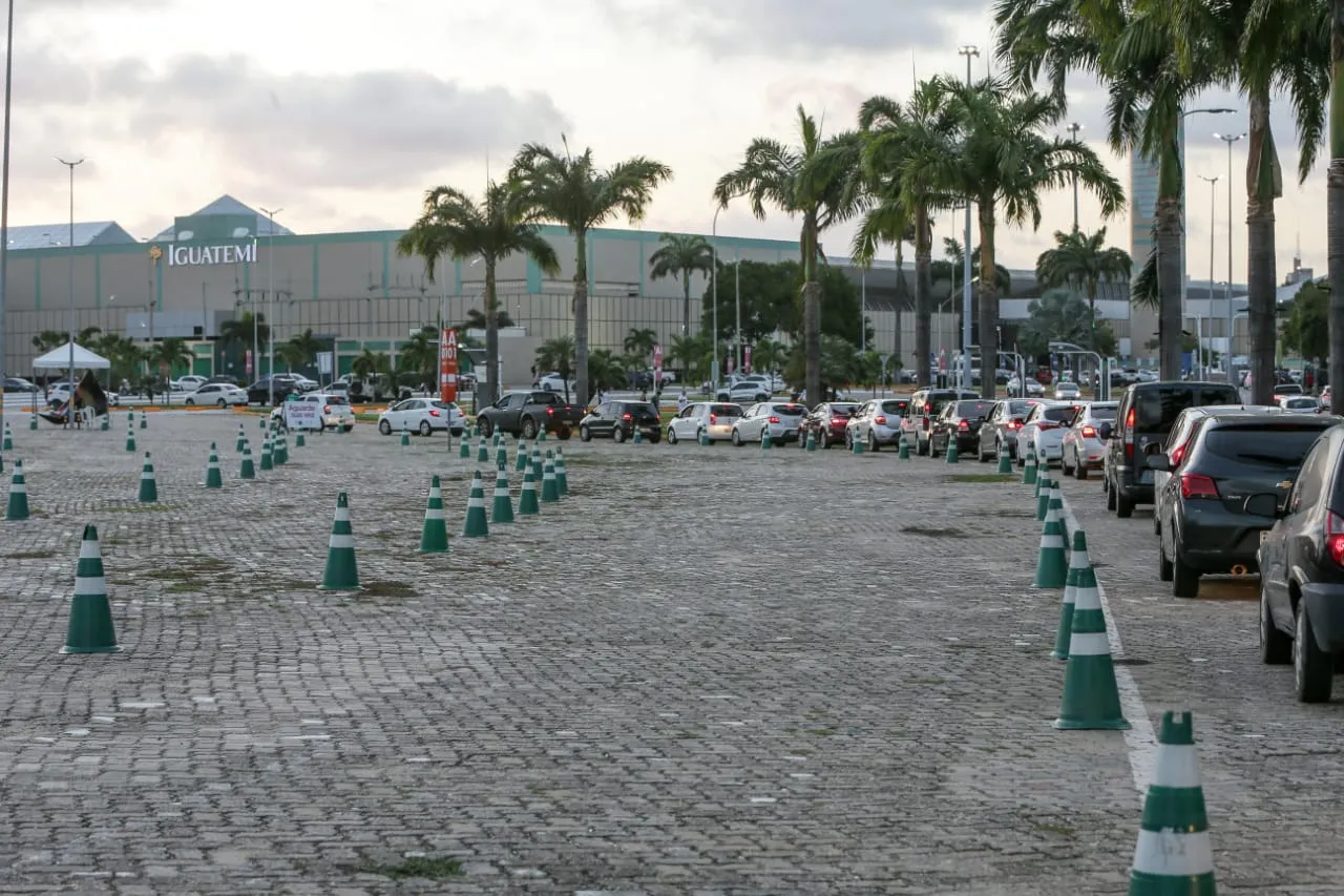 Vacinação no Shopping Iguatemi gerou longas filas e espera de muitas horas nesta sexta-feira