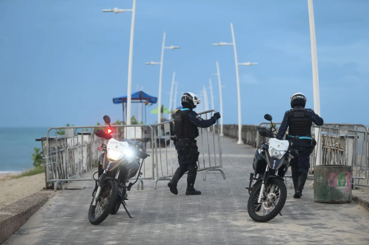 Policiais militares fecham espigão da Rua João Cordeiro
