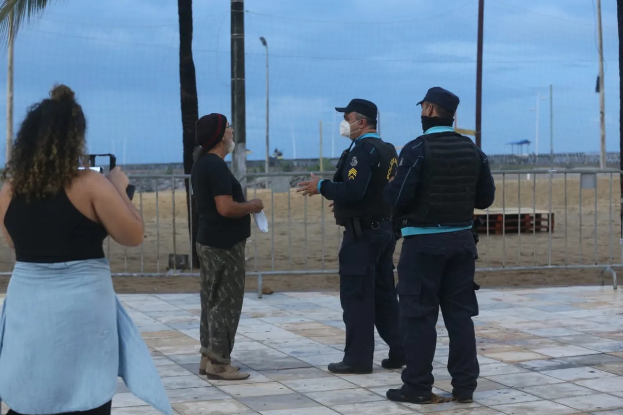Polícia Militar orienta idoso sobre a importância do uso da máscara de proteção facial