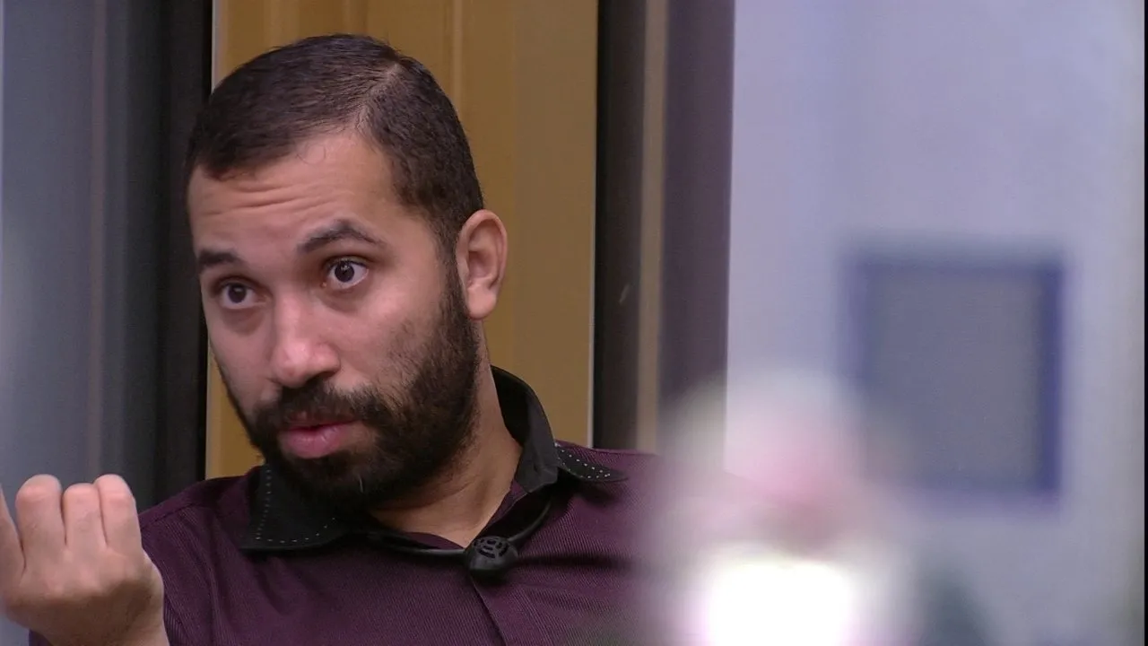 Em conversa com Sarah, Gilberto criticou Juliette e afirmou que ela o havia chamado de mentiroso