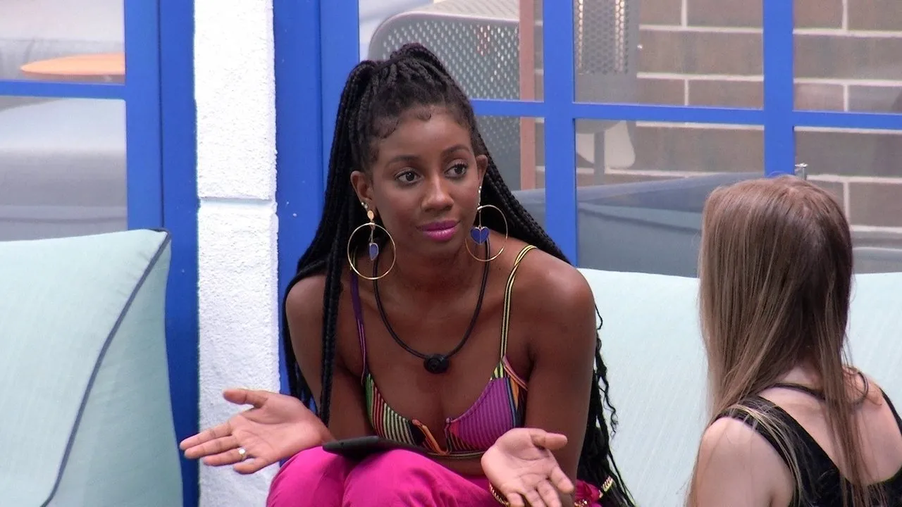 Camilla chegou a conversar com Carla pouco antes da eliminação falsa