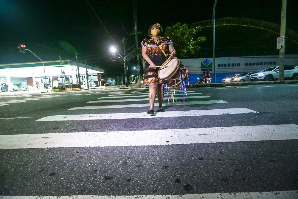A Associação Cultural das Entidades Carnavalescas do Estado do Ceará (Acecce) tem custeado a compra de cestas básicas para aqueles que sobrevivem diretamente do Carnaval