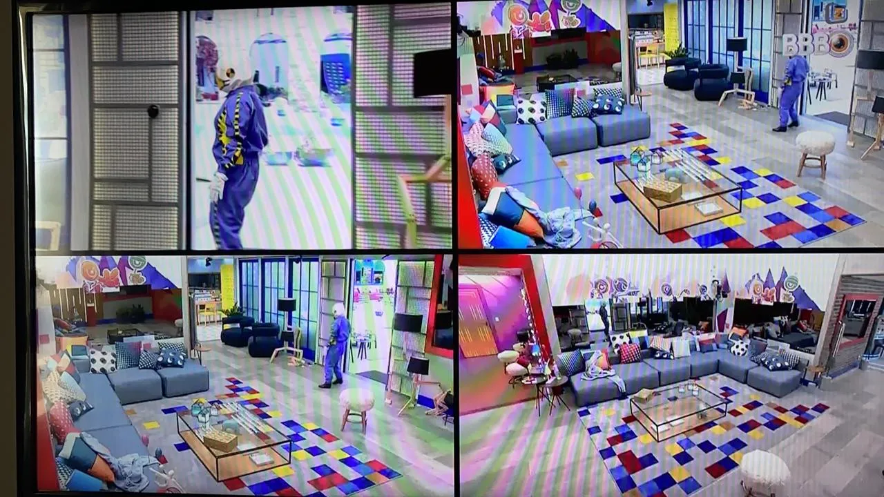 Antes de retirar a fantasia, a sister acordou os brothers com batidas nas portas do quarto
