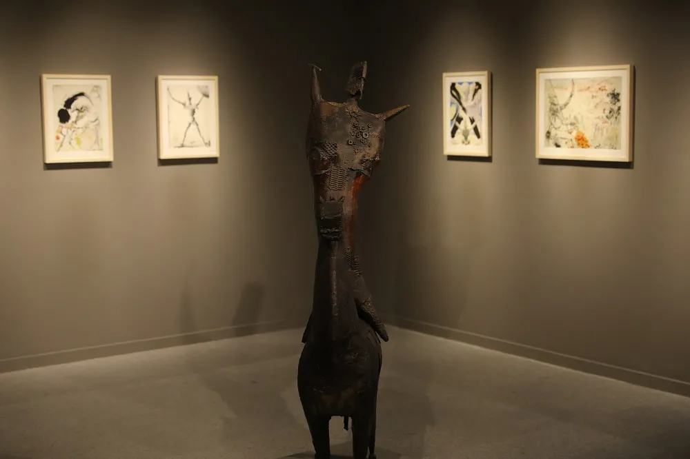 Dueto sobre Dom Quixote, reunindo as obras de Salvador Dalí (1904-1989) e Xico Stockinger (1919-2009)
