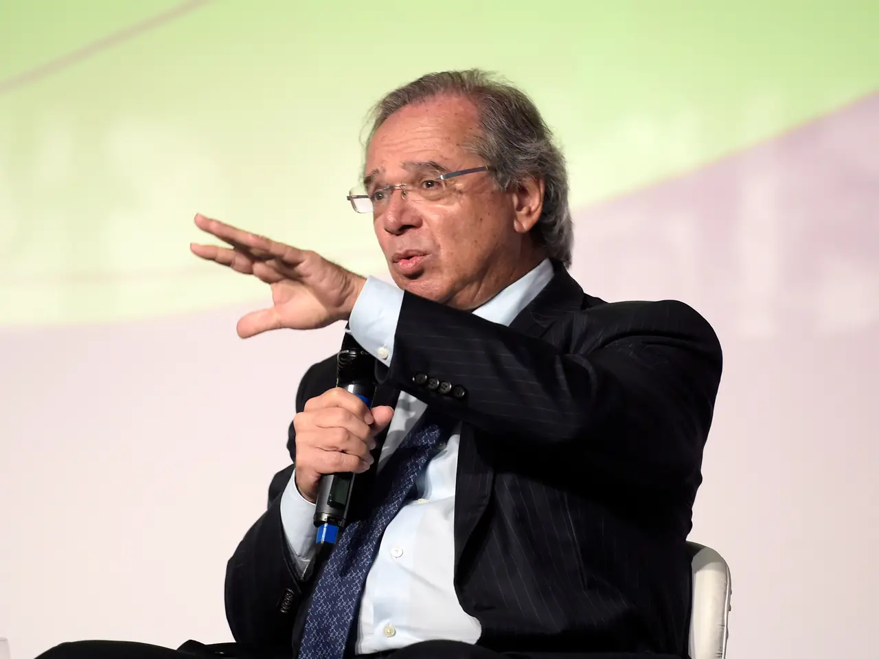 Imagem da notícia: Governo vai antecipar 13º salário de aposentados do INSS nos próximos dias, diz Guedes