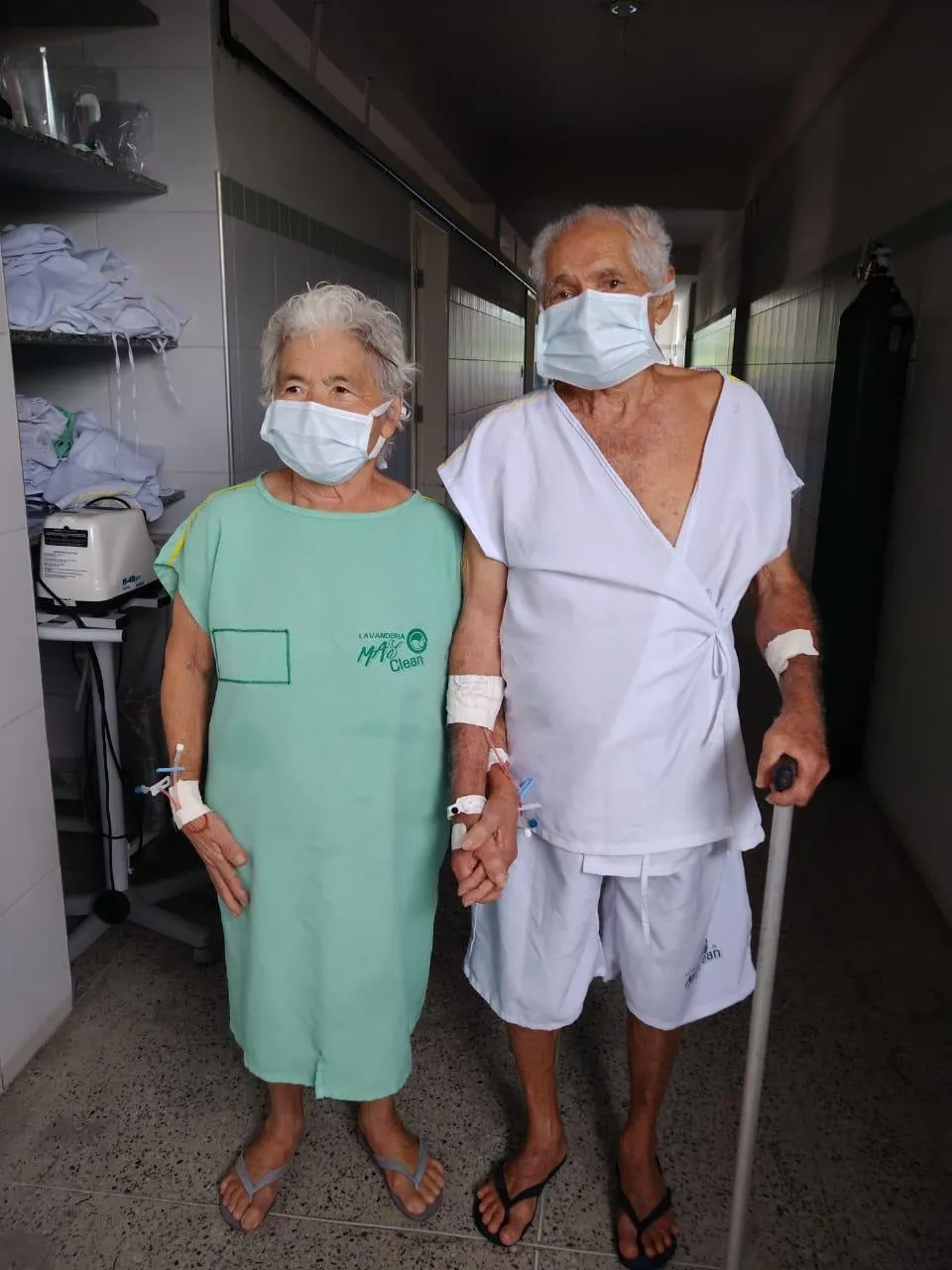 Casal de idosos recebeu alta na manhã desta quarta-feira (31).