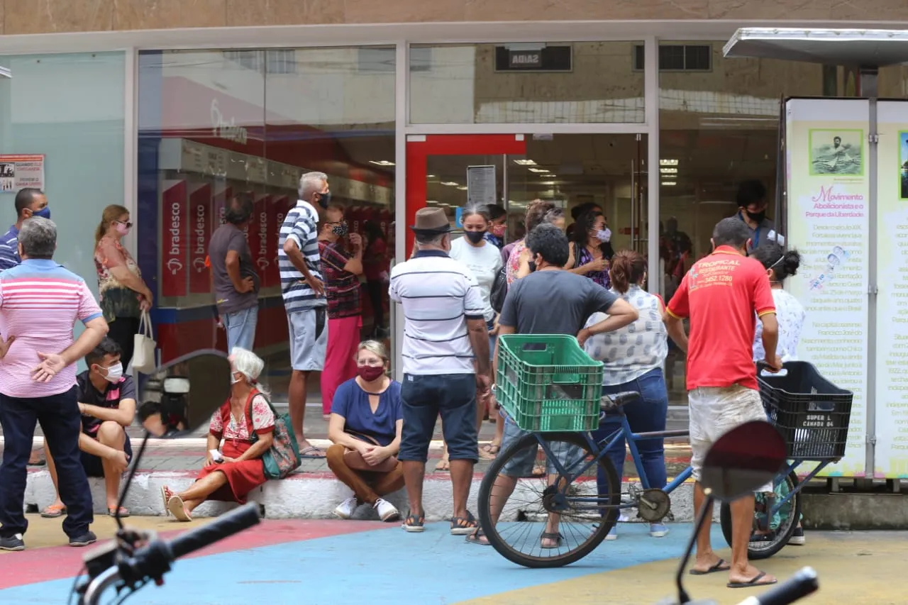 Pessoas aguardam atendimento do lado de fora de banco no Centro de Fortaleza