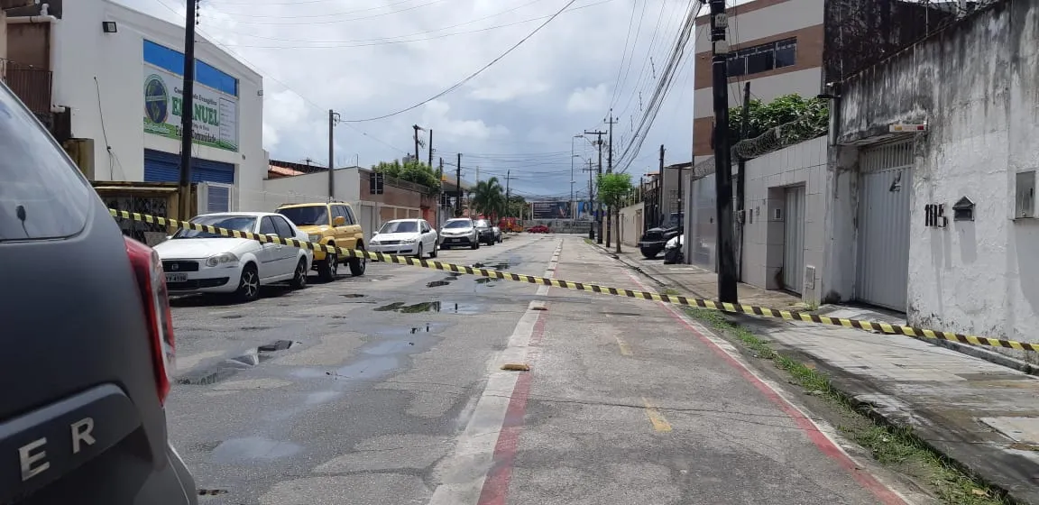 Polícia Militar isolou perímetro da área atingida.