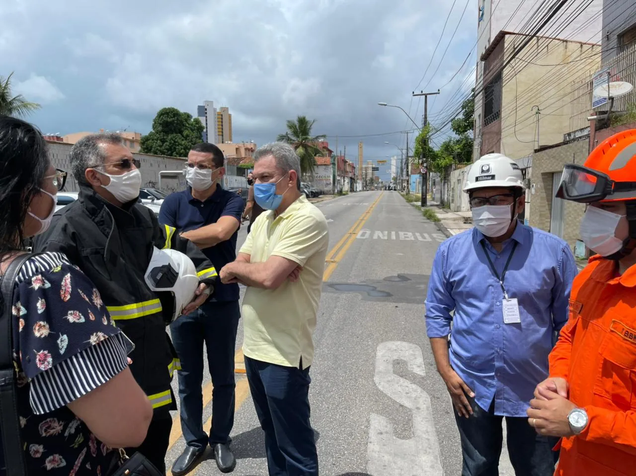 O prefeito de Fortaleza, José Sarto, foi até o local da fábrica