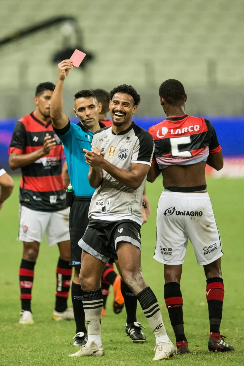 Gabriel Dias fica sem acreditar quando recebe o cartão vermelho