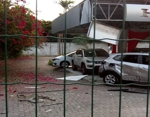 Carros destruídos na concessionária localizada na Avenida Washington Soares