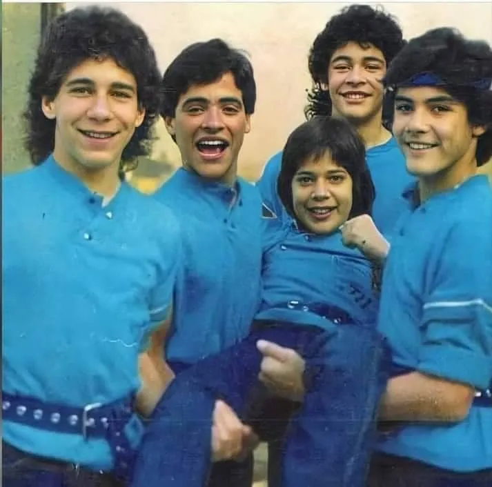 O irmão de Ray postou diversas fotos do grupo Menudo ao anunciar a morte de Ray