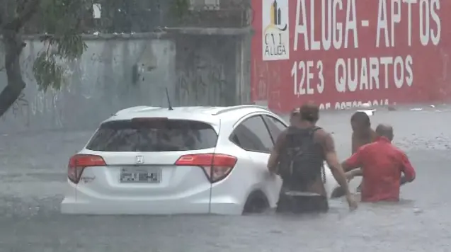 Imagem da notícia: Fortaleza registra forte chuva e pontos de alagamento nesta segunda-feira (3)
