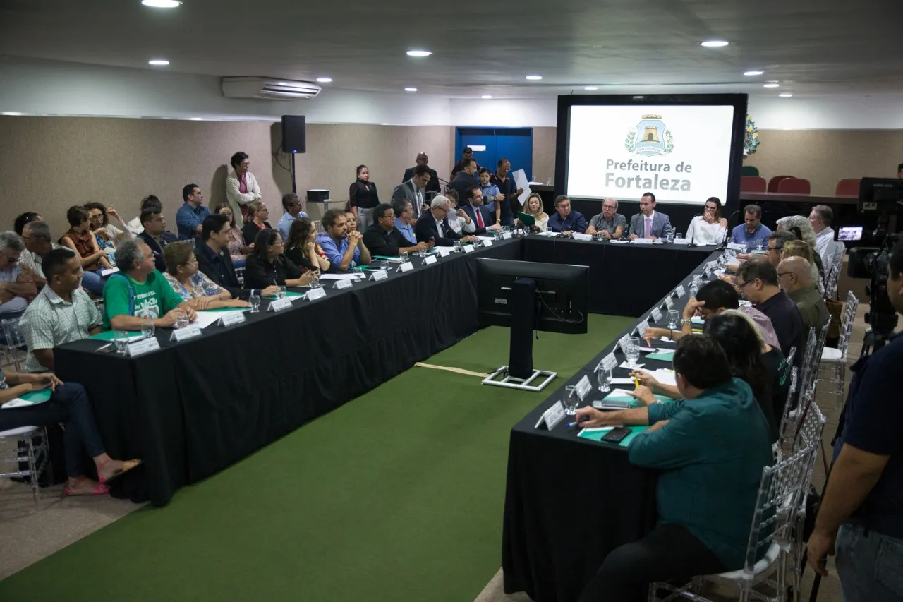 O Núcleo Gestor era formado, paritariamente, por representantes do Poder Público e da sociedade civil