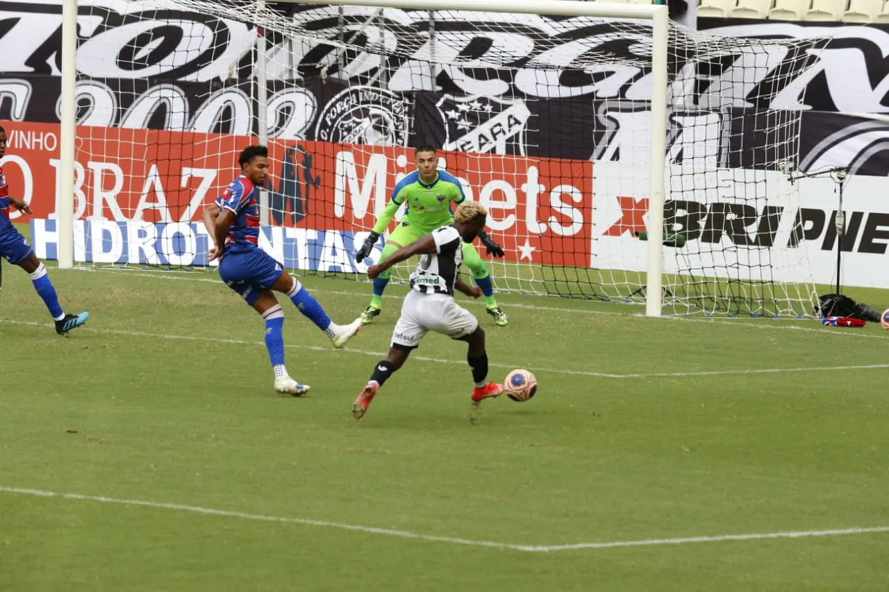 O Ceará criou pouco no sistema ofensivo durante o Clássico-Rei