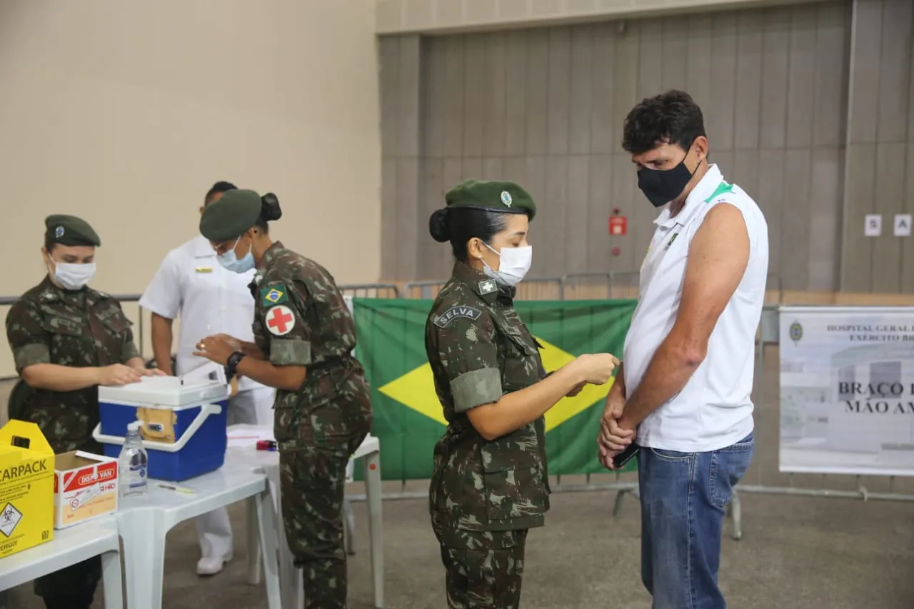 Reis Castro, técnico de vôlei de praia, foi vacinado em Fortaleza