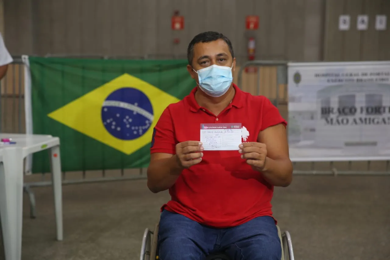 David Freitas, atleta paralímpico de tênis de mesa, foi vacinado no Centro de Eventos, em Fortaleza