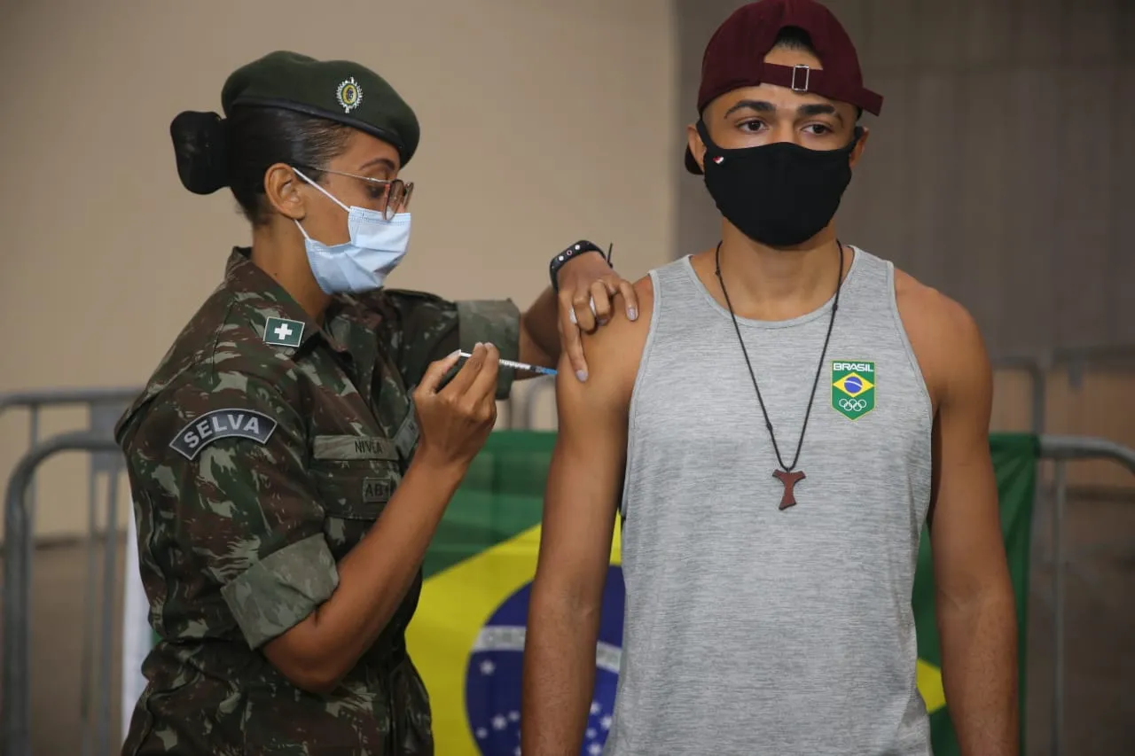 Do Maranhão, Marcos Vinícius, do atletismo, foi vacinado no Centro de Eventos, em Fortaleza