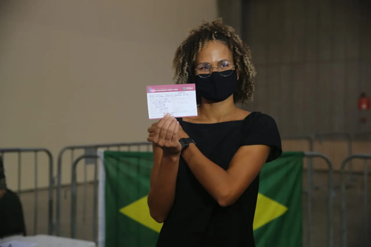 Do Maranhão, Letícia Maria Nonato Lima, do Atletismo, foi vacinada no Centro de Eventos, em Fortaleza