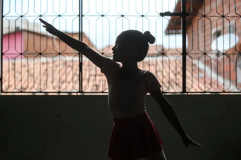 Em meio à dança, Maria Júlya se conecta ao mais profundo de si, ao mesmo tempo que alcança outras crianças