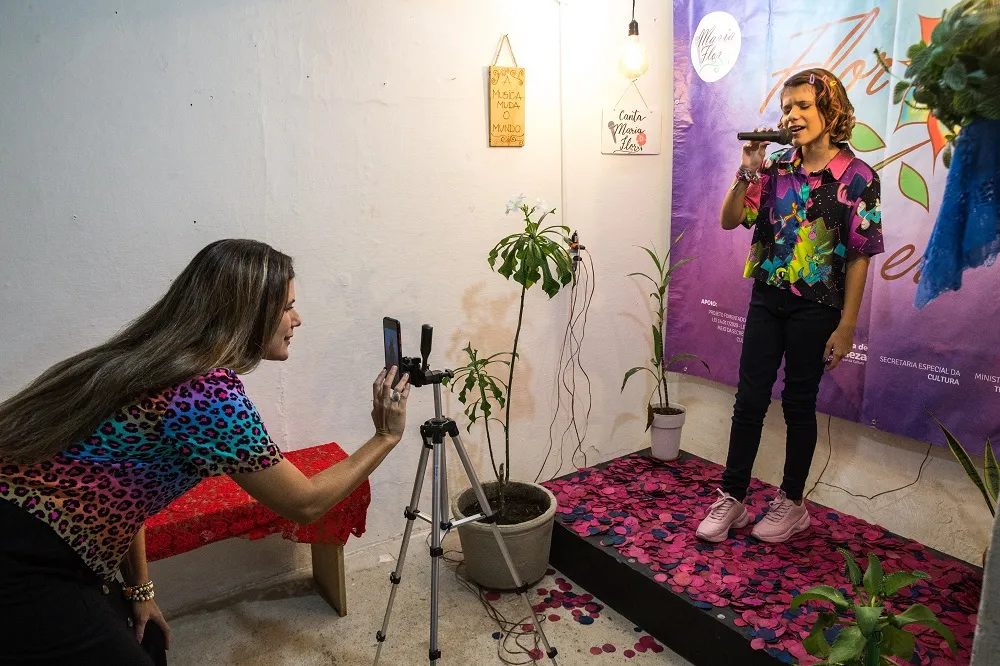 A produtora cultural Georgette Caminha dá suporte à filha para que alcance cada vez mais pessoas com o trabalho musical